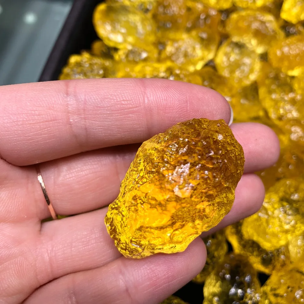 

Натуральный молдавит, чешский метеорит, стеклянные бусины, необработанный камень, кристалл, энергетический камень, 1 шт.