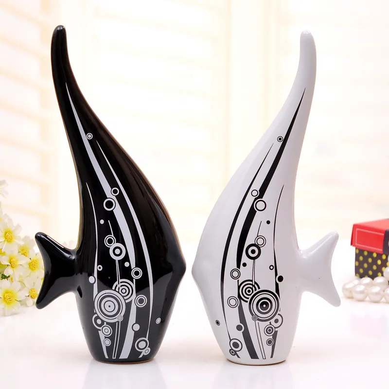 

Romantic Porcelain Kissing Fish Lovers Statue Ceramic Couple Model Craft Accessories for Valentine's Day Decor and Wedding Gift