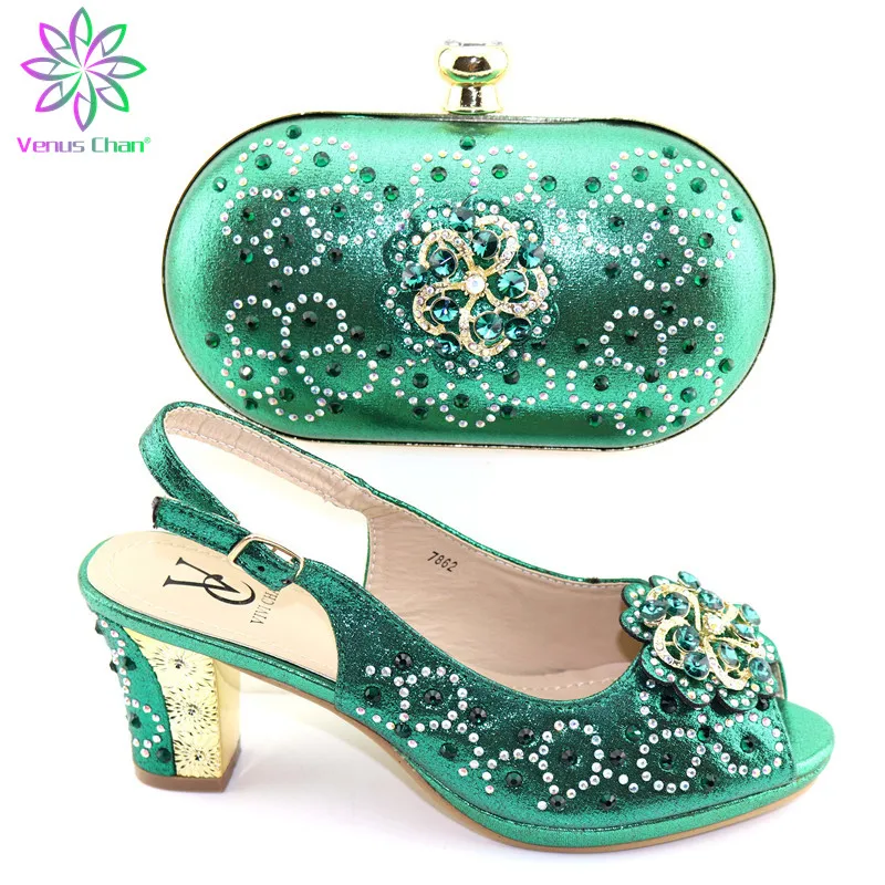 Wonderfu подходящая фотография украшенная фиолетовой нигерийской фотообувью и