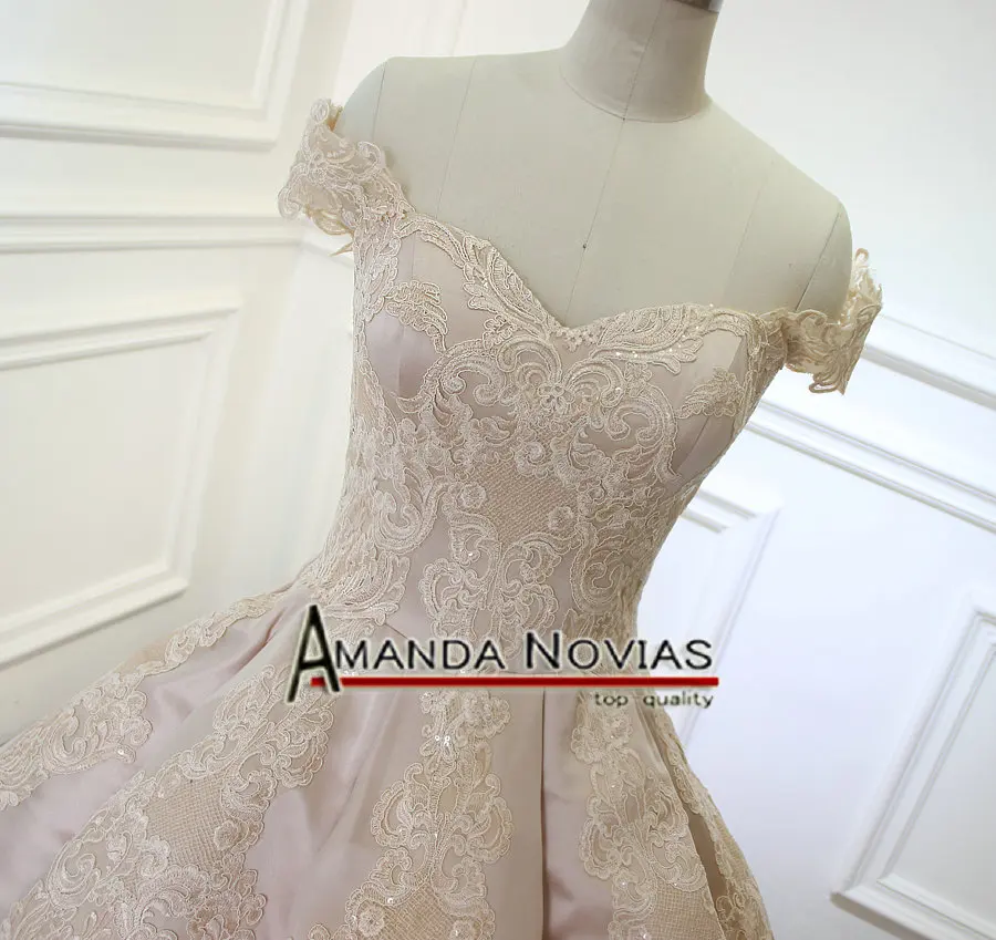 Свадебное платье с длинным шлейфом Amanda Novias реальные фотографии 2019 | Свадьбы и