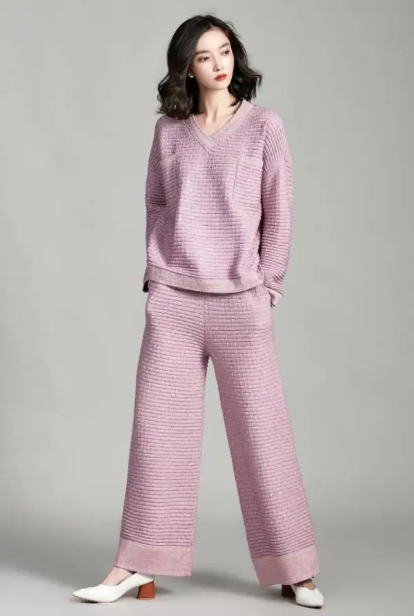 Женский свитер с треугольным вырезом и широкие брюки| |