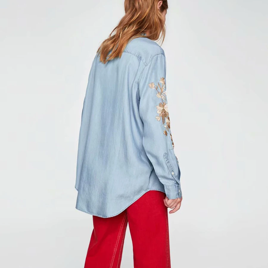 Блузка женская джинсовая с цветочной вышивкой длинным рукавом и пуговицами
