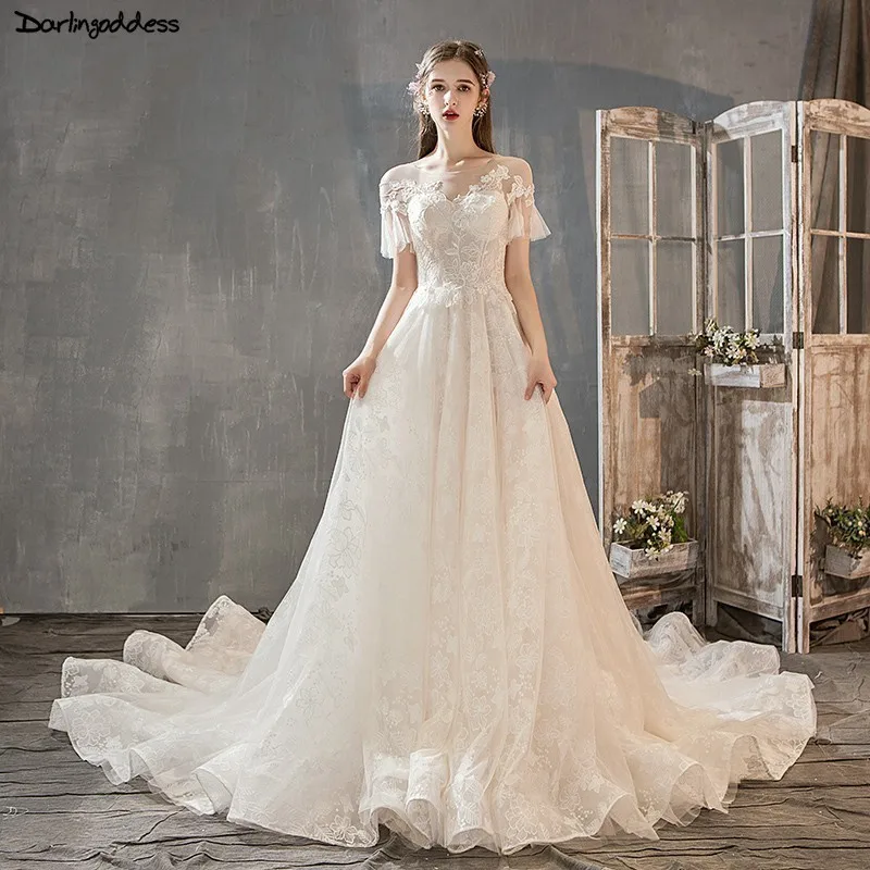 Элегантное свадебное платье цвета шампанского с открытой спиной и коротким