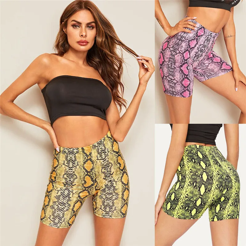 Женские спортивные шорты с высокой талией облегающие из змеиной кожи эффектом