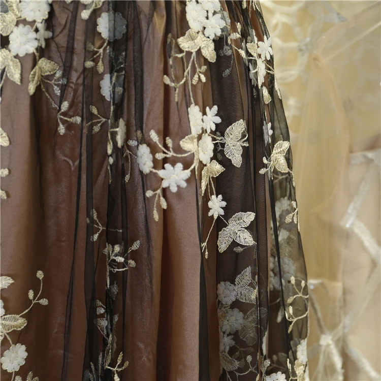 Женское платье на бретельках-спагетти демисезонное шелковое с цветочной