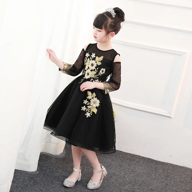 Великолепное изысканное платье черного и золотого цвета с вышивкой в виде цветов