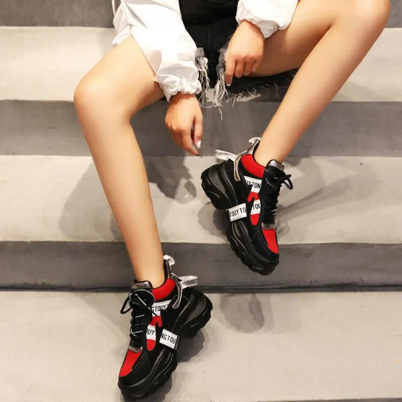 Женские дышащие кроссовки белые черные уличные для прогулок женские на