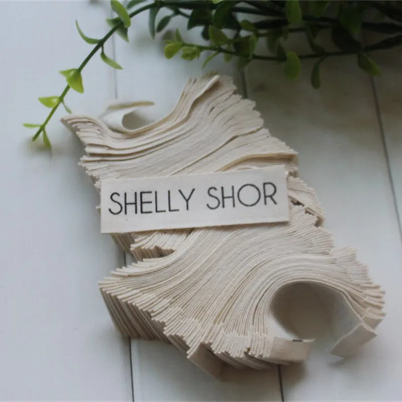 Этикетки из хлопчатобумажной ткани с принтом под заказ этикетки бежевого цвета