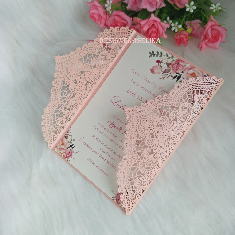 Розовые кружевные приглашения Quinceanera с индивидуальным цветовым принтом и белой