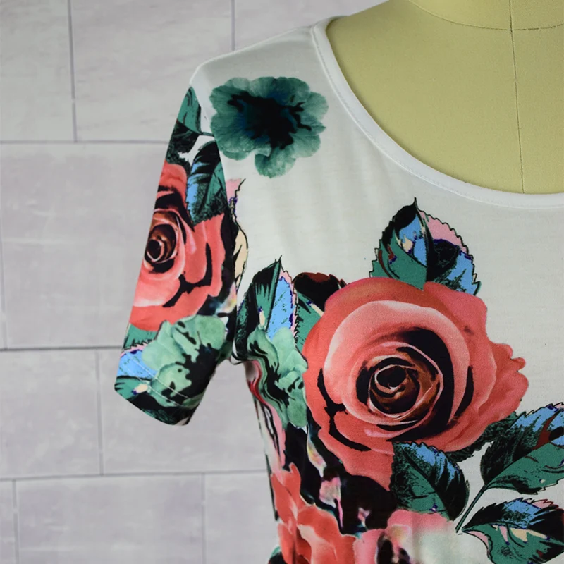 Одинаковые комплекты для семьи длинные платья с короткими рукавами и цветочным