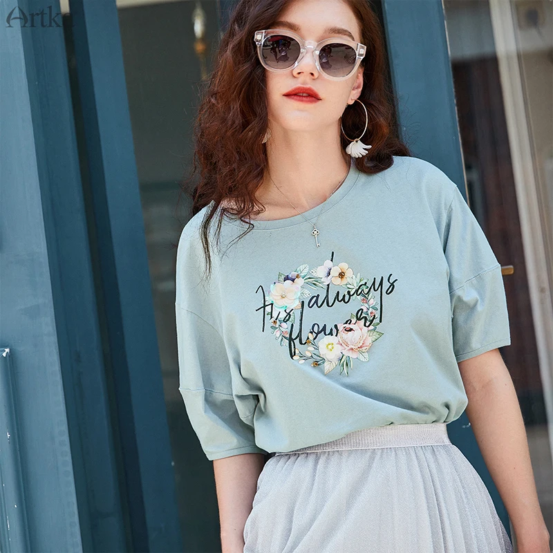 Женская хлопковая футболка ARTKA голубая с цветочным принтом круглым вырезом и
