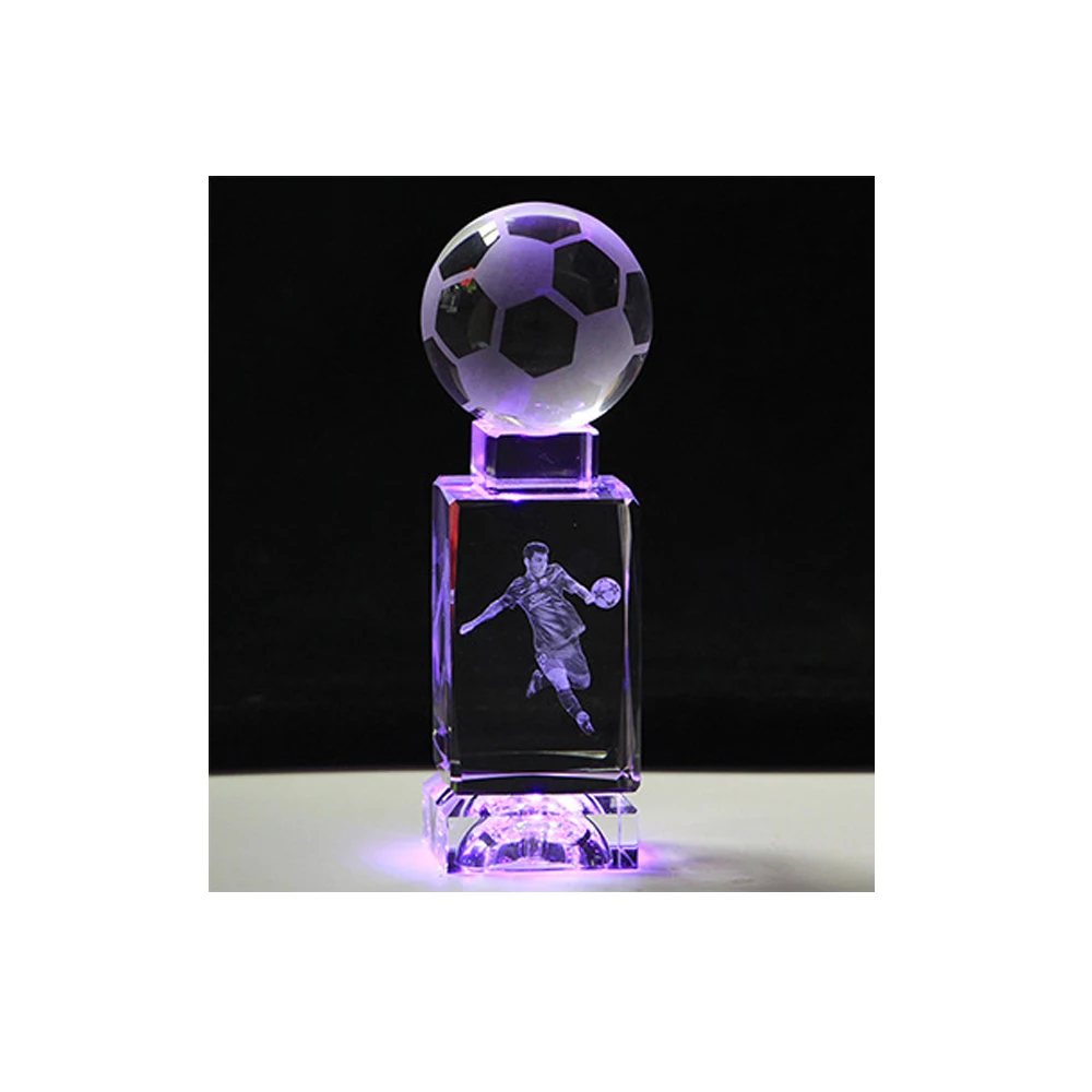 Beste 3D Soccers Laser Gegraveerde Quartz Crystal Glass Led Licht Kubus Beeldjes Kristallen Miniaturas Voetbal Fans Souvenirs Voetbal Gift