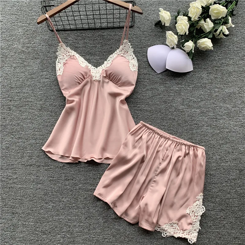 Женская пижама на тонких бретельках с шелковой аппликацией Атласный топ и шорты
