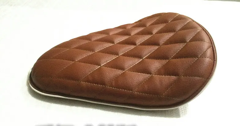 Сиденье мотоциклетное коричневое с алмазным покрытием и креплением на мотоцикле