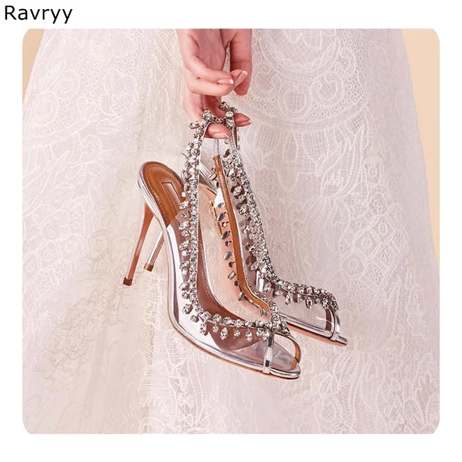 Женские босоножки на высоком тонком каблуке украшенные стразами