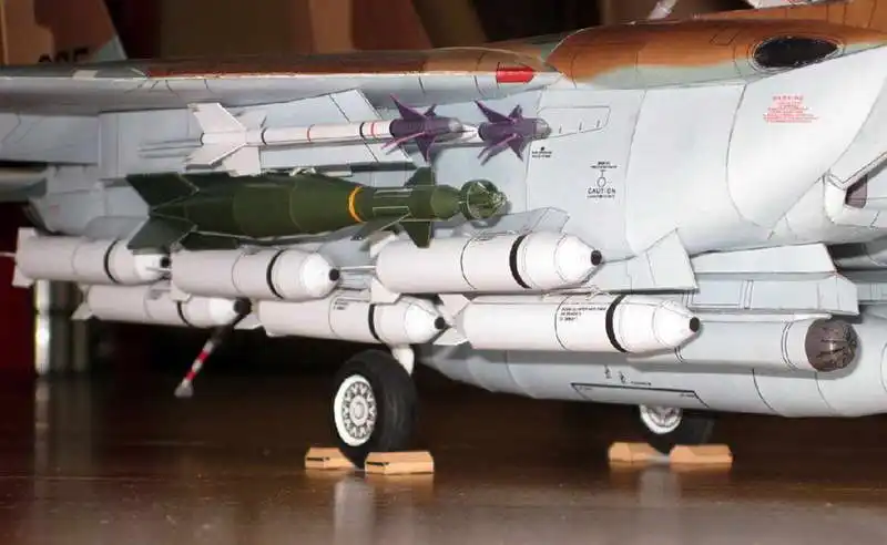 Бумажная модель для самостоятельной сборки длина 60 см масштаб 1:32 флуоресцентный