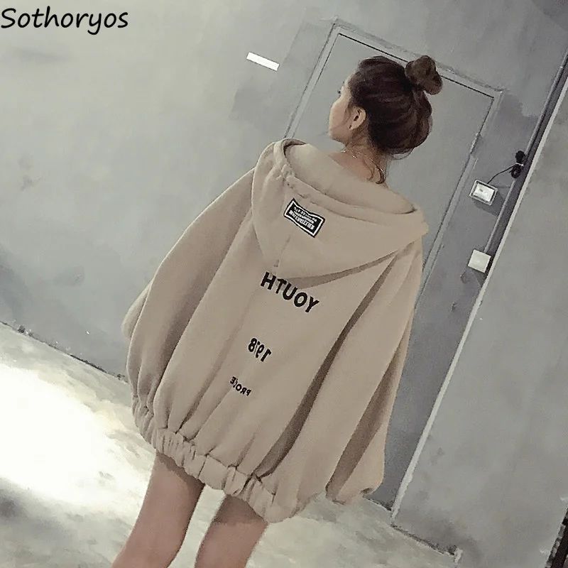 Женская свободная толстовка с капюшоном на молнии буквенным принтом