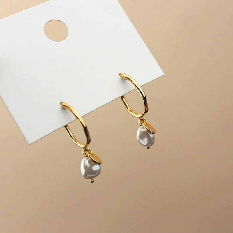 Carvejewl Japanese Korea design Unique C shape dangle earrings irregular simulated pearl metal round disc pendant drop | Украшения и