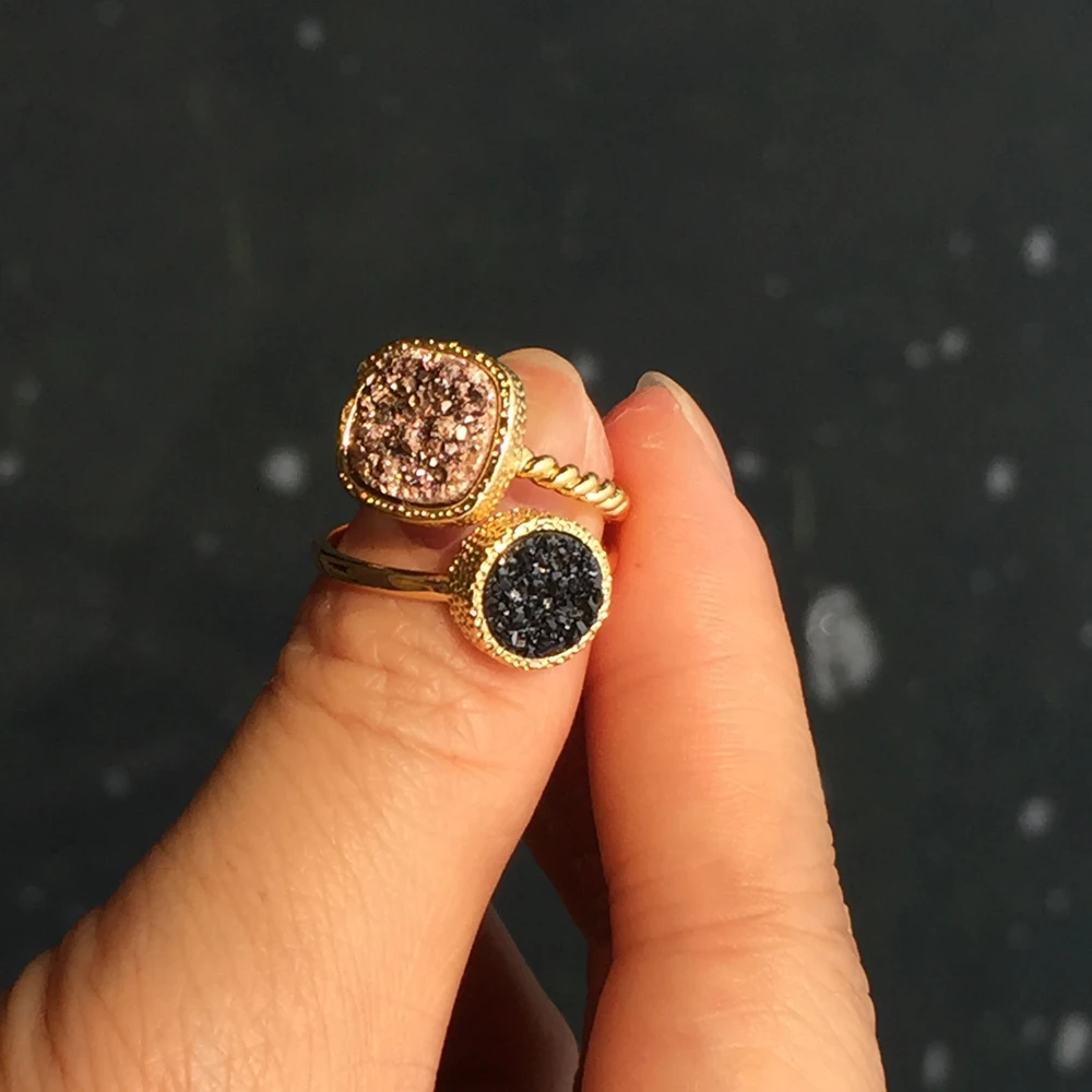 Круглые и квадратные кольца из меди золота с голубым черным драгоценным