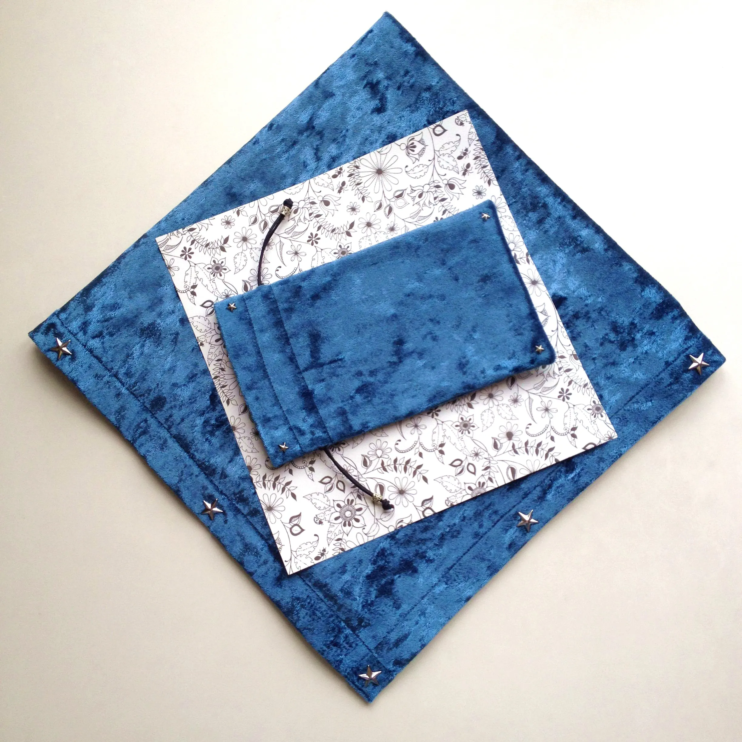 Tablecloth and bag 65x65 см синий/фиолетовый/черный/темно-синий бархат Таро скатерть флокирование ткань пентаграмма стиль настольная игра, карты Таро - Цвет: Tablecloth and bag