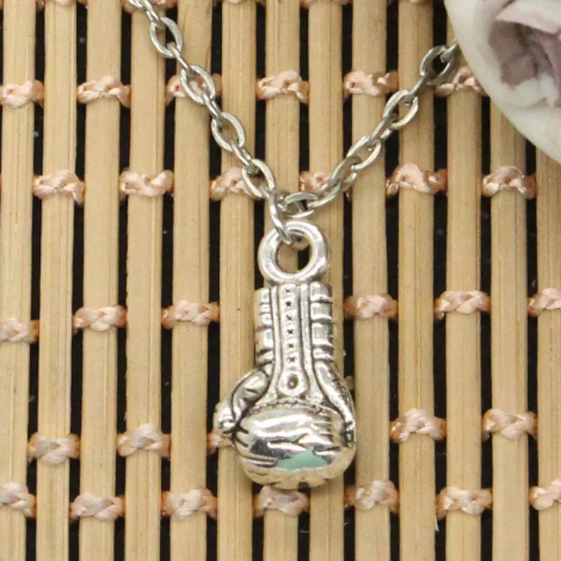 Ожерелье с кулоном в виде перчатки для бокса серебристого цвета|cross chain|fashion