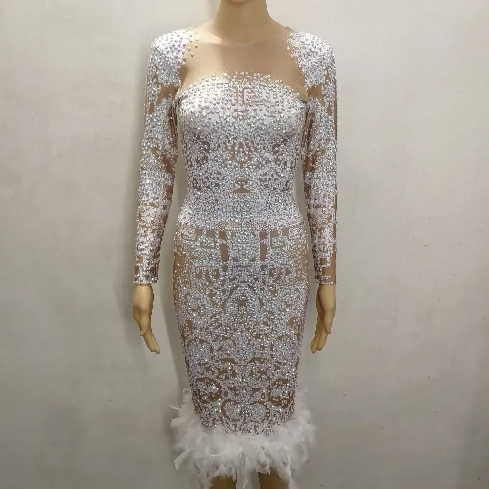 Женское вечернее платье со стразами и белыми перьями сексуальное для