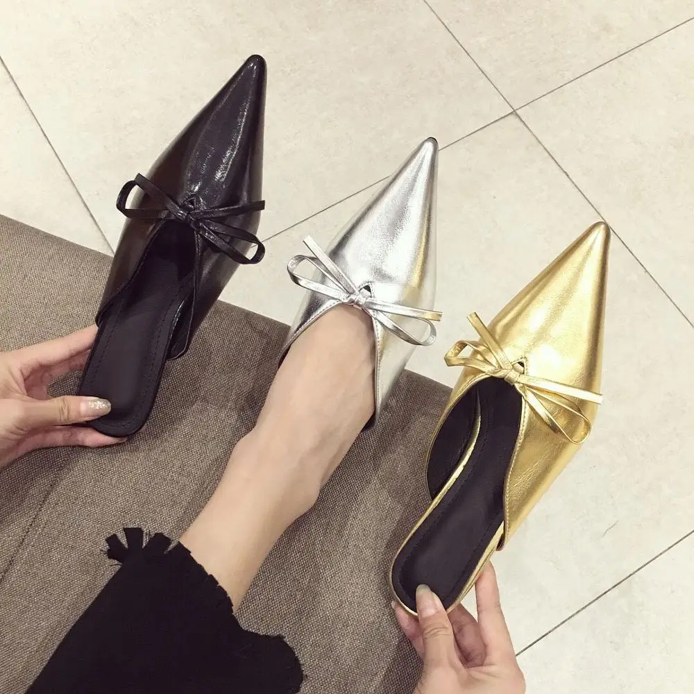 Женские шлепанцы из лакированной кожи серебристого и золотого цвета пикантные