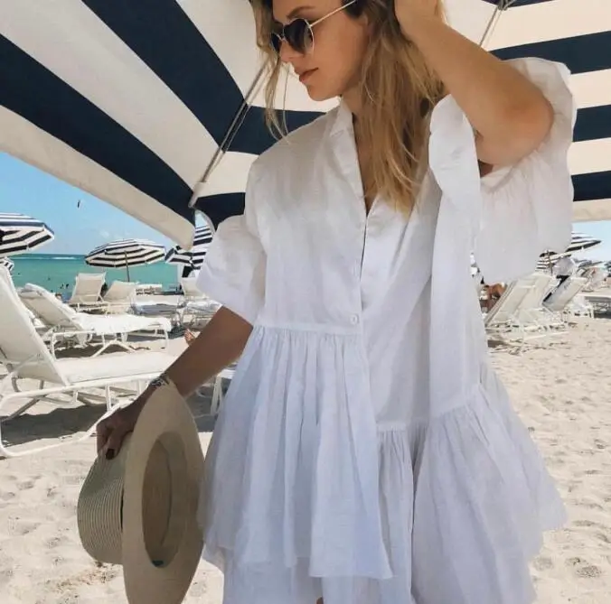 Женское платье рубашка белое с расклешенными рукавами хлопковое мини оборками