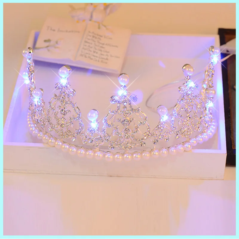 Женская тиара с кристаллами и жемчугом свадебная разноцветной подсветкой