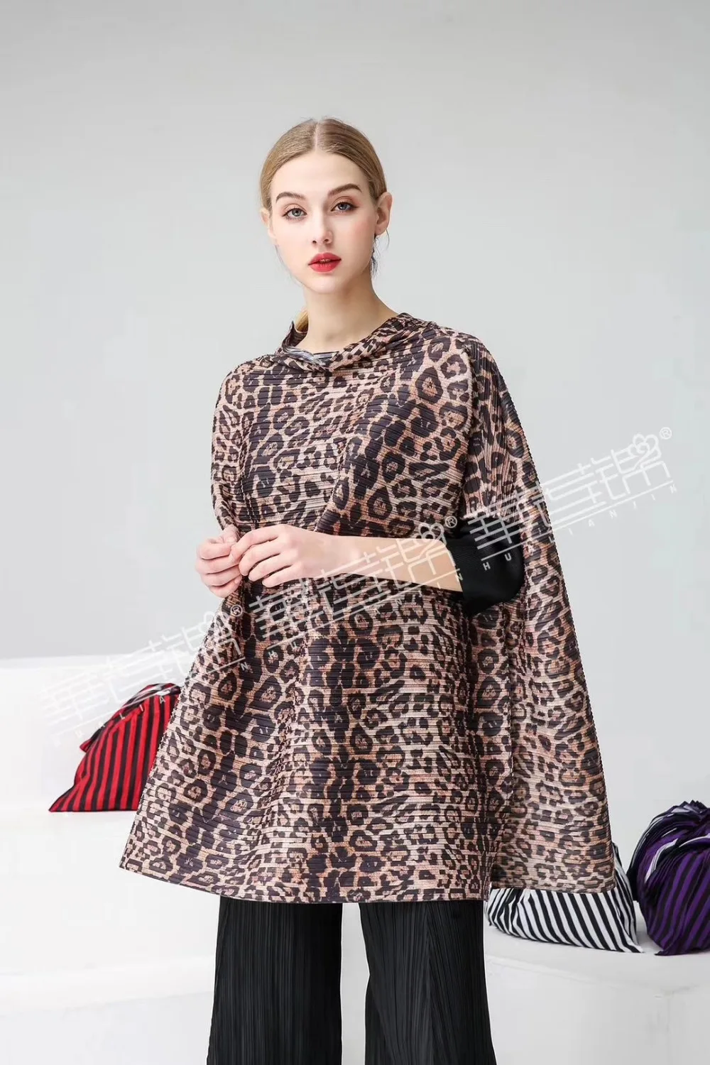 Miyake fold стоячий воротник три четверти рукав летучая мышь печати свободная футболка