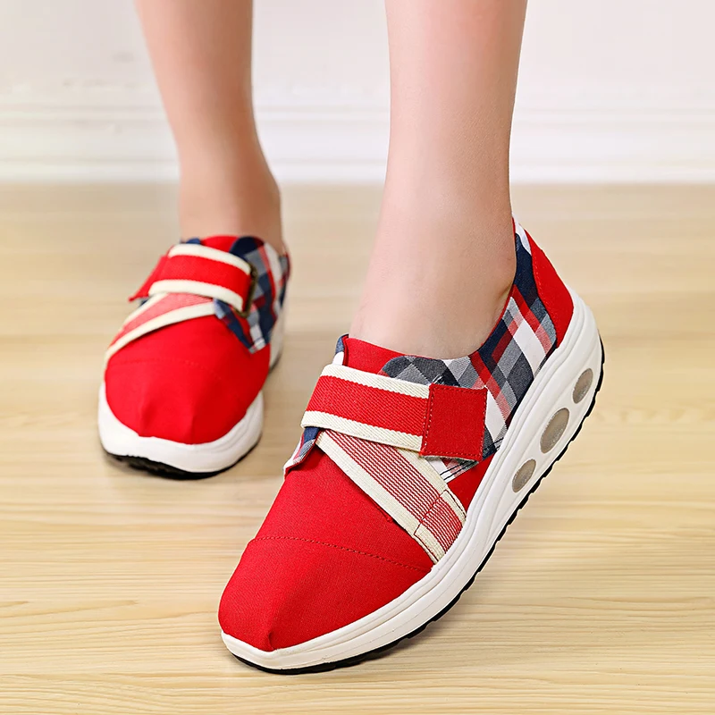 Новые женские теннисные туфли; Feminino Zapatillas Deportivas Muje; дышащие Нескользящие туфли на танкетке