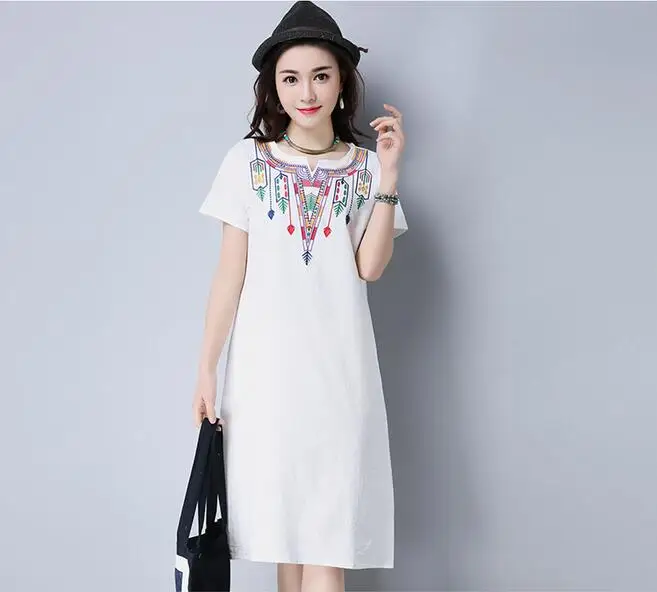 Летнее платье 2020 Новинка с вышивкой и V-образным воротником, свободного кроя из хлопка и льна для женщин.