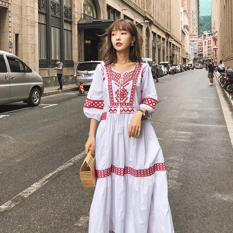 Женское длинное платье с вышивкой осеннее макси из хлопка и льна карманами