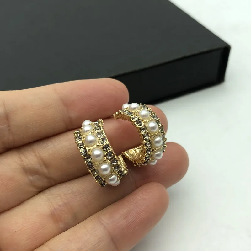 Женские серьги кольца F.J4Z с искусственным жемчугом и стразами гипоаллергенные