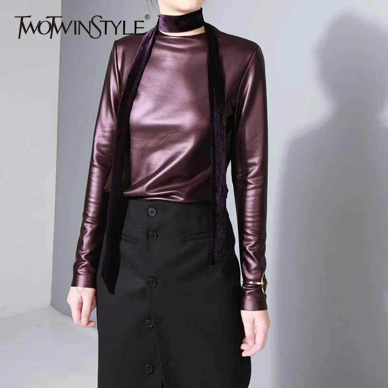 Twotwinstyle PU глянцевый Vlevet с длинным рукавом футболки для Для женщин Основные