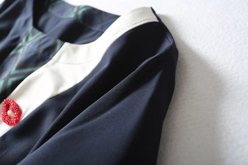 Женское платье с коротким рукавом а силуэта аппликацией длиной до колена О