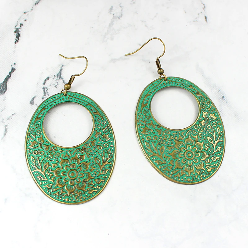 The cyan ellipse has a hollow rounded circle inside and is surrounded by large flowers vines to form vintage earring. | Украшения и