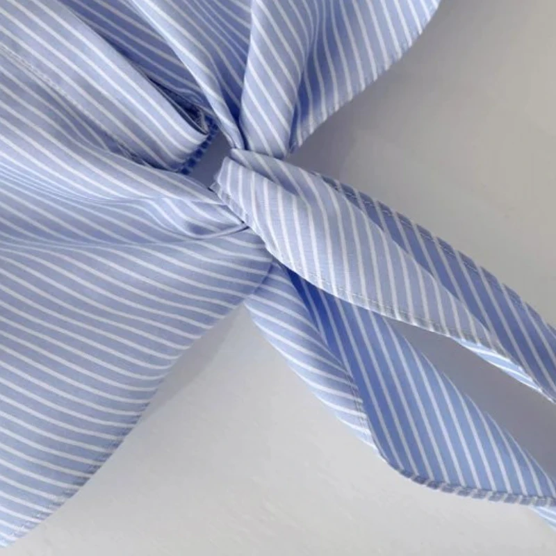 Модные женские рубашки в полоску с узелком на подоле украшенные нашивками блузка