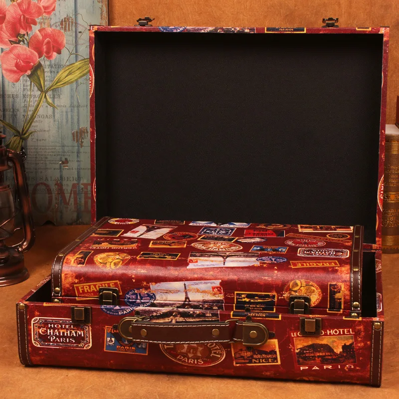 Европейские производители, продающие оптом античные чемоданы. Окно дисплея магазина одежды в студийном стиле из дерева времен давно минувших дней.