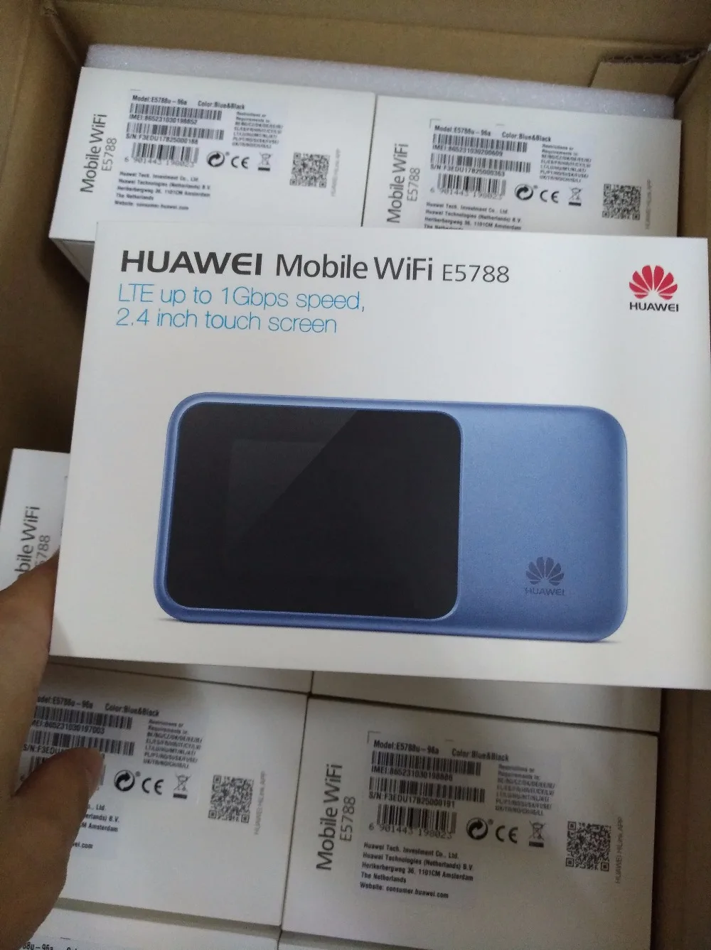 Huawei E5788u-96a 4G 4CA-LTE: B1/B3/B4/B5/B7/B8/B19/B20/B28/B38/B40/B41/B42 Cat16 1Gbmps MiFi модем с поддержкой Bluetooth4.0 + NFC |