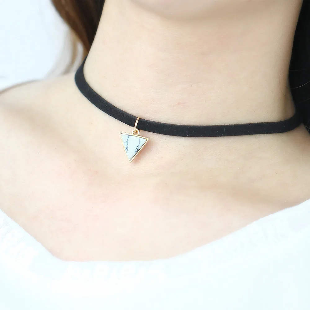 Женское колье-чокер с подвеской из кожи треугольное ожерелье кулоном