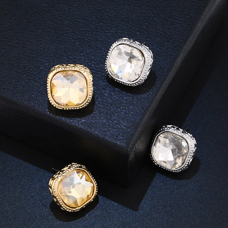 Вечерние серьги-гвоздики в виде большой подушки с золотыми кристаллами FLOLA