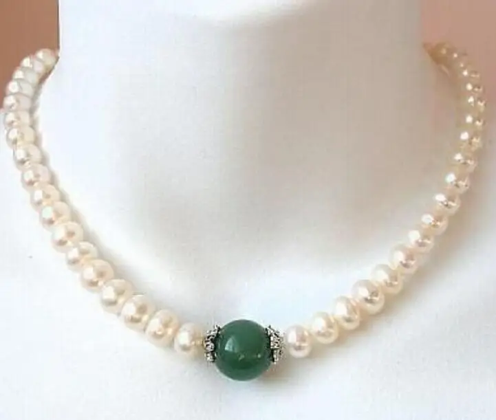 

beautiful 9-10mm white pearl + green bead necklace 18"