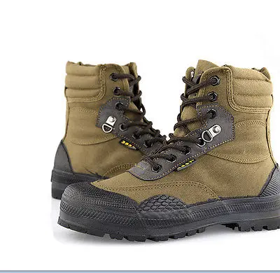 Новые люди военные высокого верха пустынные на открытом воздухе скальные узелок