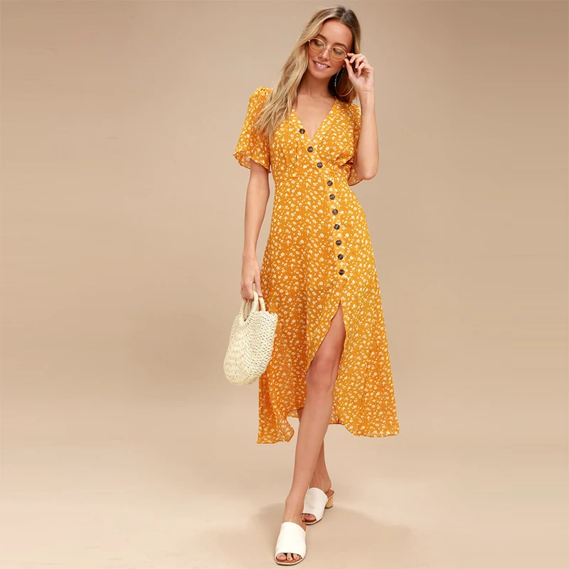 Летнее женское платье с цветочным принтом короткое средней длины v-образным