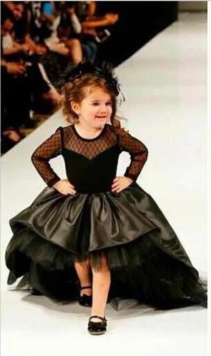 Черное праздвечерние платье для девочек в английском стиле с открытыми плечами