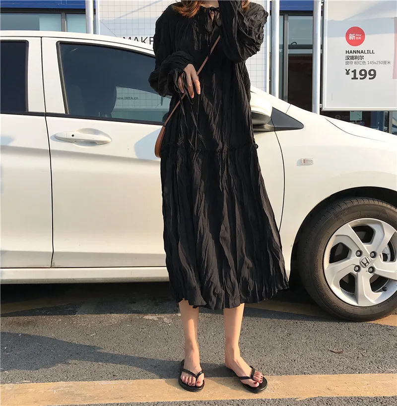 Женское платье с рукавами-фонариками длинное черно-белое со складками в богемном