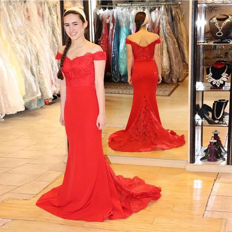 Великолепное длинное вечернее платье в стиле русалки с открытыми плечами и