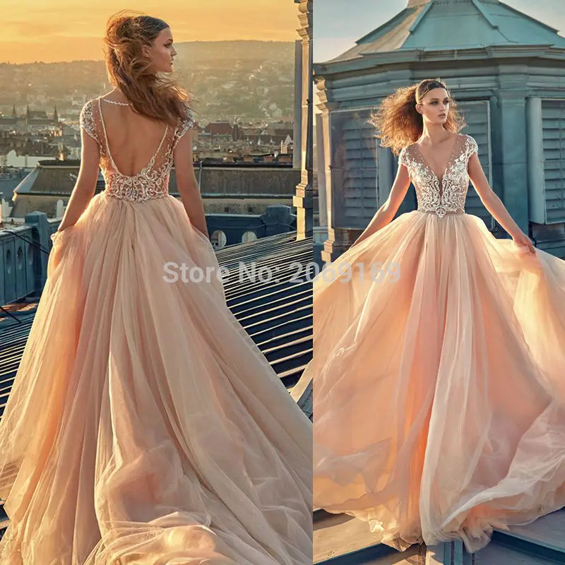 Длинное вечернее платье из фатина цвета шампанского бальное с v образным вырезом