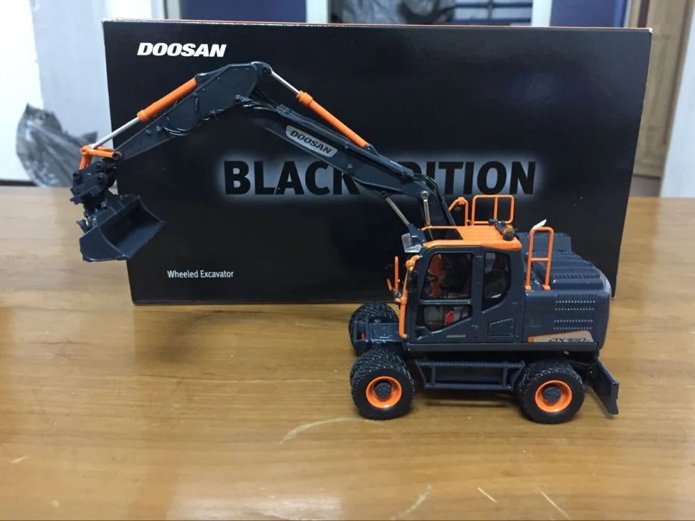 Редкий! Универсальные хобби Bobcat Doosan DX160W колесный экскаватор масштаб 1/50 черный